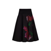 Image 1 : Jupe midi Desigual noire évasée à imprimé floral abstrait rouge rose et vert, vue de face sur fond blanc — Delvale