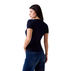 Image 3 : T-shirt femme Guess détail logo brodé ou imprimé en gros plan — Delvale