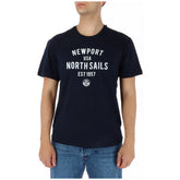 Image 1 : T-shirt North Sails homme bleu marine à imprimé Newport USA EST 1957, col rond et manches courtes, porté sur un jean — Delvale
