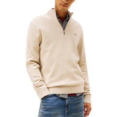 Image 4 : Pull Tommy Hilfiger Jeans bleu marine porté, coupe moderne et ajustée — Delvale