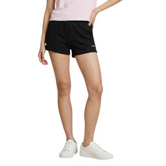 Image 4 : Short beige Tommy Hilfiger Jeans avec poches frontales porté par un mannequin — Delvale