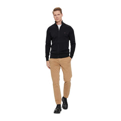 Image 2 : Pull homme Tommy Hilfiger noir, détail du logo signature sur la poitrine — Delvale