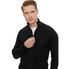 Image 4 : Pull Tommy Hilfiger noir porté, look casual masculin automne-hiver — Delvale