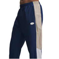 Image 4 : Pantalon Under Armour homme bleu porté, silhouette sportive mise en valeur — Delvale