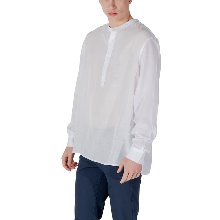 Image 4 : Bas de la chemise col mao Antony Morato blanche, coupe droite sur pantalon marine — Delvale