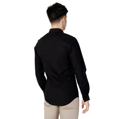 Image 2 : Chemise Antony Morato homme noire pur coton, coupe ajustée portée avec un pantalon beige — Delvale