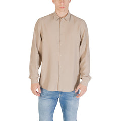 Image 1 : Chemise homme Antony Morato manches longues en viscose beige, vue de face portée avec un jean clair — Delvale