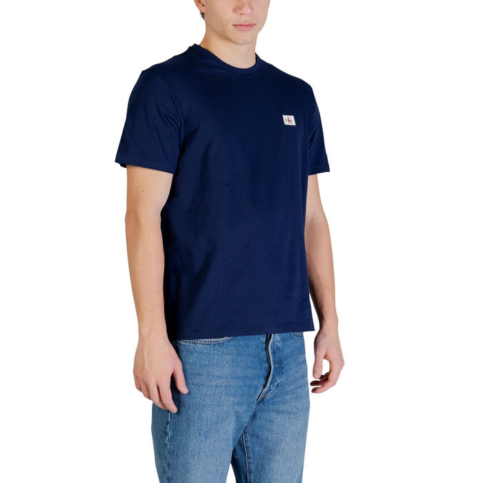 Image 3 : Détail du badge logo CK Jeans tissu cousu sur la poitrine gauche du t-shirt bleu marine — Delvale