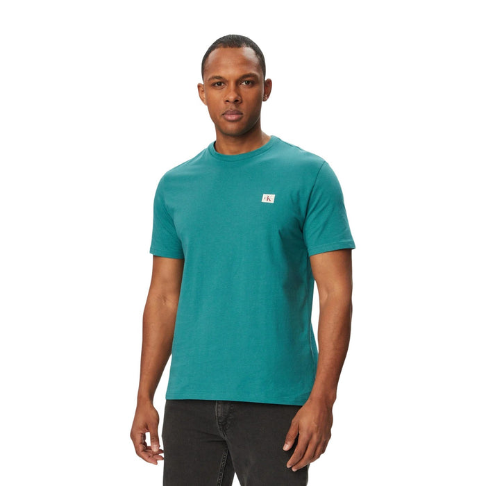 Image 5 : Zoom sur l'encolure ronde côtelée et les manches courtes du t-shirt Calvin Klein Jeans homme — Delvale