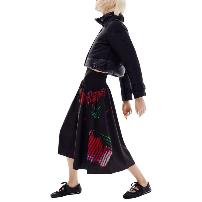 Image 2 : Détail de l'imprimé floral abstrait multicolore sur jupe midi Desigual noire, coupe évasée et ceinture large — Delvale