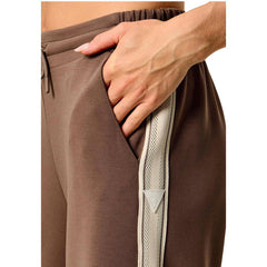 Image 4 : Pantalon femme Guess marron, vue de dos et silhouette valorisée – Delvale