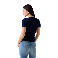 Image 3 : Détail du logo Guess brodé ou imprimé sur t-shirt femme — Delvale