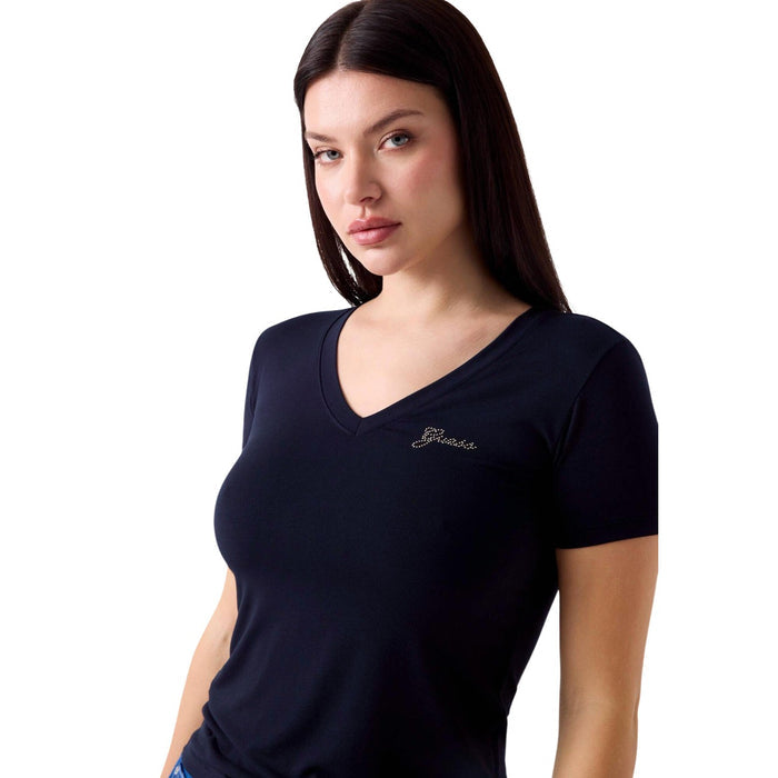 Image 4 : T-shirt femme Guess porté sur mannequin, look casual complet — Delvale