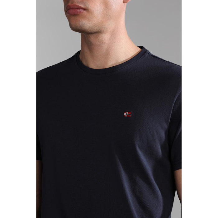 Image 3 : Détail logo brodé Napapijri sur t-shirt homme col rond bleu marine — Delvale
