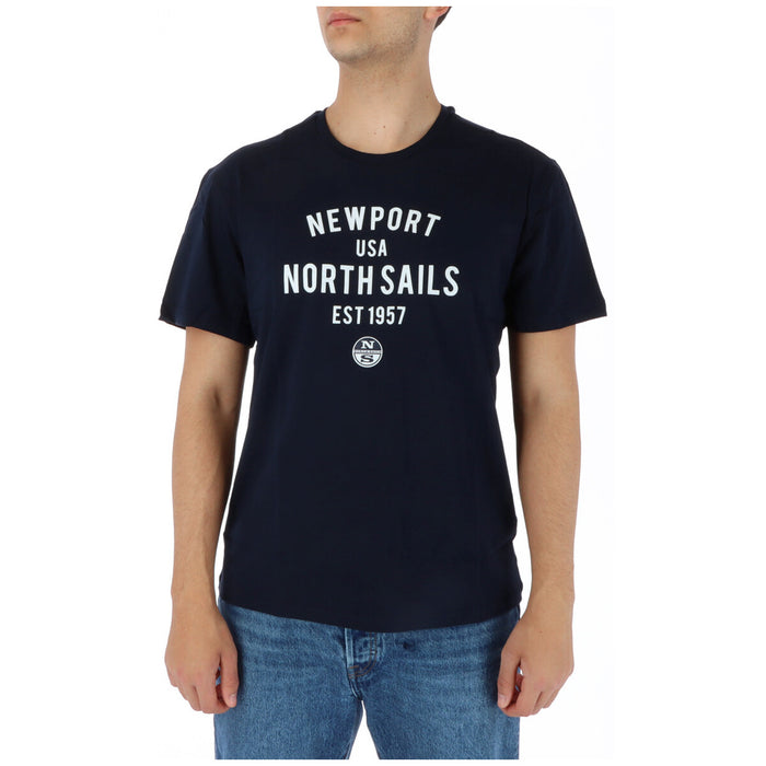 Image 1 : T-shirt North Sails homme bleu marine à imprimé Newport USA EST 1957, col rond et manches courtes, porté sur un jean — Delvale