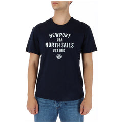 Image 1 : T-shirt North Sails homme bleu marine à imprimé Newport USA EST 1957, col rond et manches courtes, porté sur un jean — Delvale