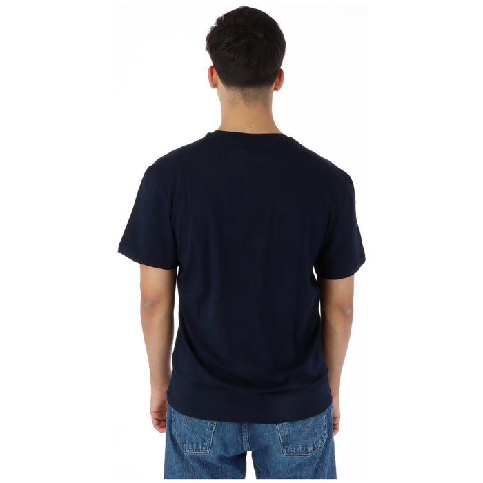 Image 2 : Vue de face du t-shirt North Sails Newport logo blanc sur fond marine, détail du badge NS brodé — Delvale