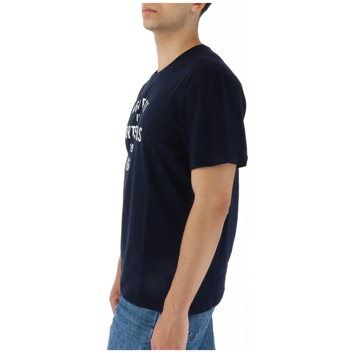 Image 3 : Détail de l'imprimé Newport USA North Sails EST 1957 en lettrage blanc contrasté sur t-shirt bleu marine — Delvale