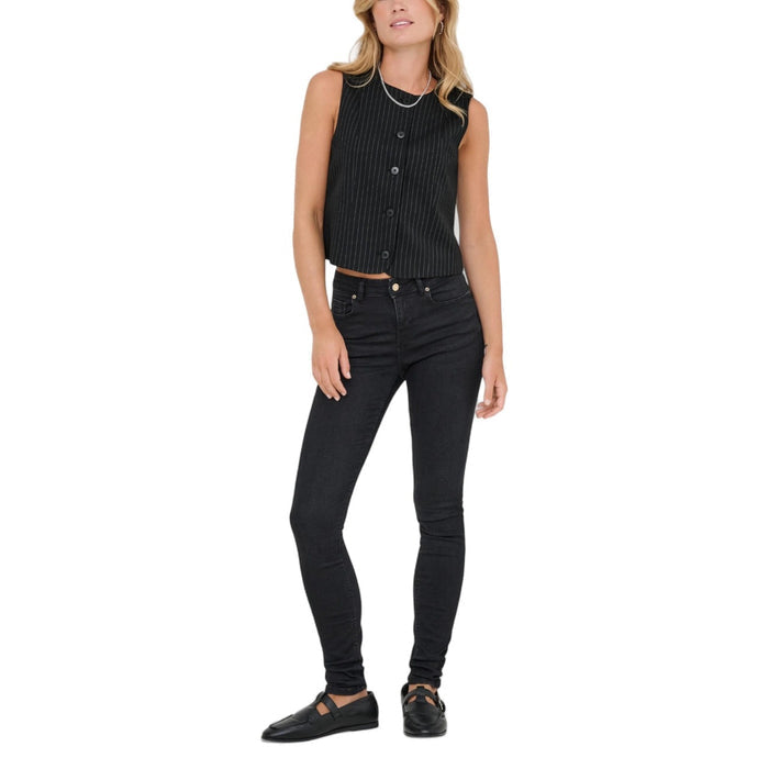 Image 3 : Détail gilet Only femme noir à motif rayures fines, encolure ronde — Delvale