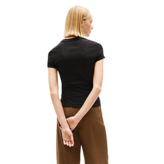 Image 3 : Vue de profil du t-shirt Tommy Hilfiger Jeans noir femme montrant la coupe féminine ajustée — Delvale