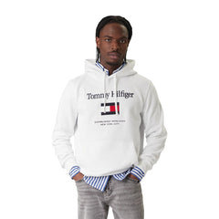 Image 1 : Sweatshirt homme Tommy Hilfiger blanc col rond avec logo signature, vue de face — Delvale