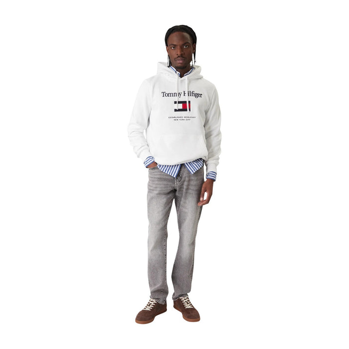 Image 2 : Sweatshirt homme Tommy Hilfiger blanc, détail broderie logo poitrine, vue rapprochée — Delvale