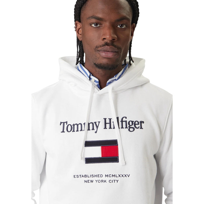 Image 4 : Sweatshirt homme Tommy Hilfiger blanc porté en tenue casual, look complet — Delvale