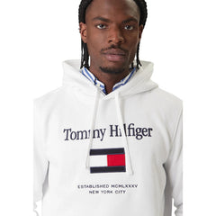 Image 4 : Sweatshirt homme Tommy Hilfiger blanc porté en tenue casual, look complet — Delvale